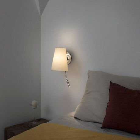 Wandleuchte LUPE mit LED-Leselicht Chrom, Weiß an einer Schlafzimmerwand, stilvolle Beleuchtung mit modernem Design.