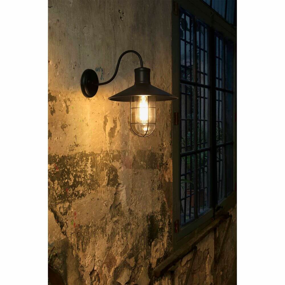 Wandleuchte MARINA Schwarz an einer Wand mit vintage Charakter, strahlt warmes Licht aus.