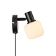 Wandleuchte Milford Mini mit opalweißem Glas und schwarzem Metall, modern und elegant, weich strahlendes Licht.