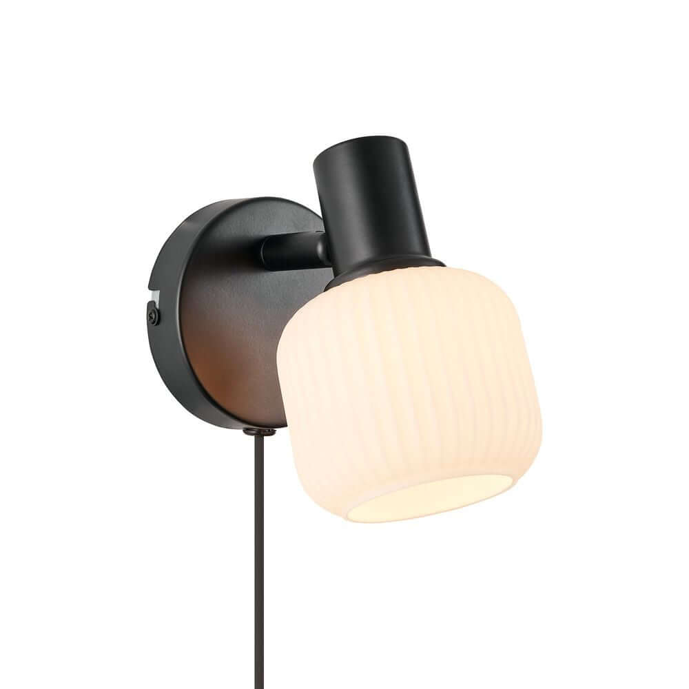 Wandleuchte Milford Mini mit opalweißem Glas und schwarzem Metall für elegantes Raumlicht.