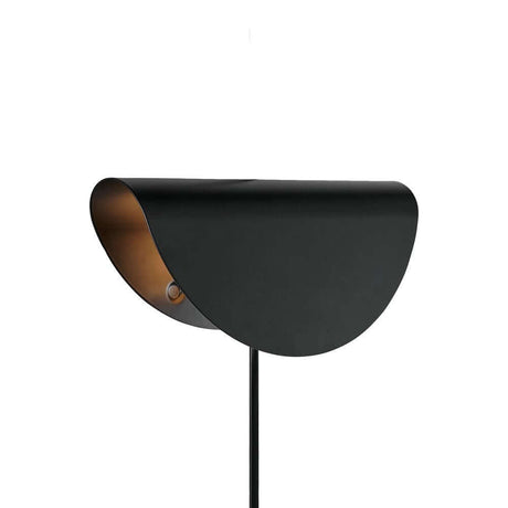 Applique murale Model 2110 au design moderne, forme arquée pour une lumière indirecte dans un style rétro.