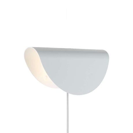Applique murale Model 2110 dans un style rétro classique avec une forme arquée et un éclairage indirect.