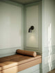 Elegante Wandleuchte Nexus 2 in nordischem Design an einer stylischen Wand.