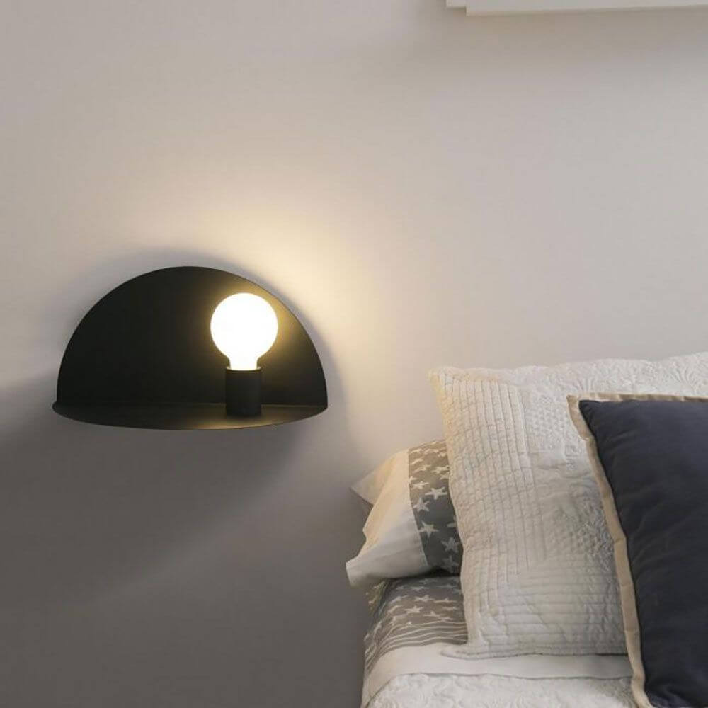 Wandleuchte Nit Schwarz mit Regal, moderne Design-Wandleuchte mit integriertem Regal über einem Bett.