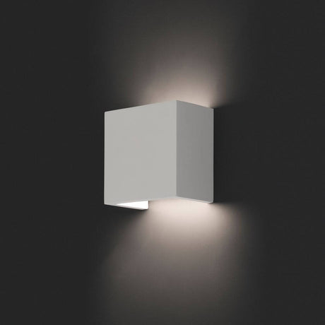 Wandleuchte OSLO Weiß an einer Wand, moderne quadratische Form mit sanftem Licht.