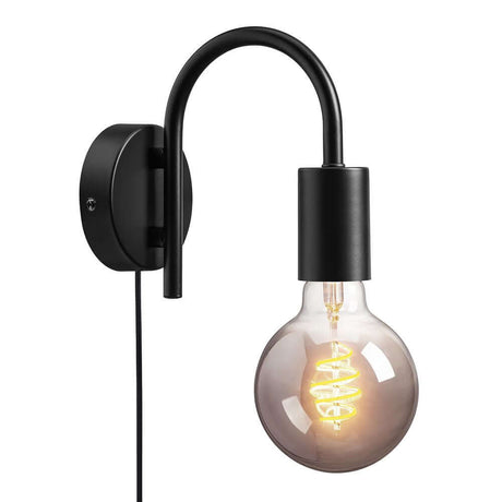 Applique Paco au design industriel minimaliste et avec source lumineuse décorative pour une ambiance chaleureuse.