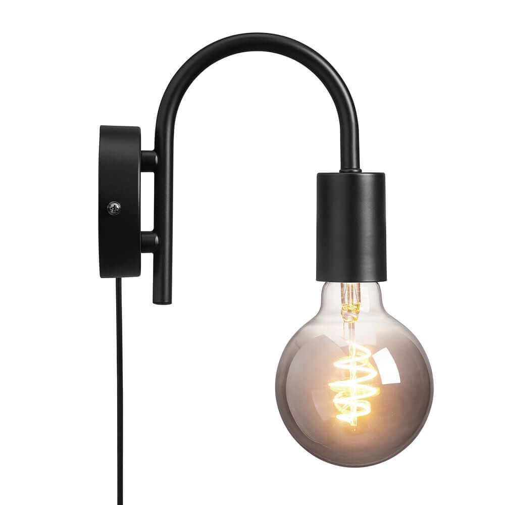 Wandleuchte Paco im minimalistischen Industriedesign mit dekorativem Leuchtmittel für gemütliches Ambiente.