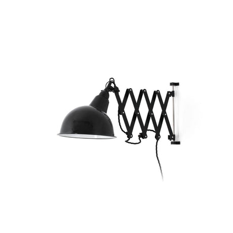 Wandleuchte RAS Schwarz an der Wand mit verstellbarem Arm und schwarzem Lampenschirm.