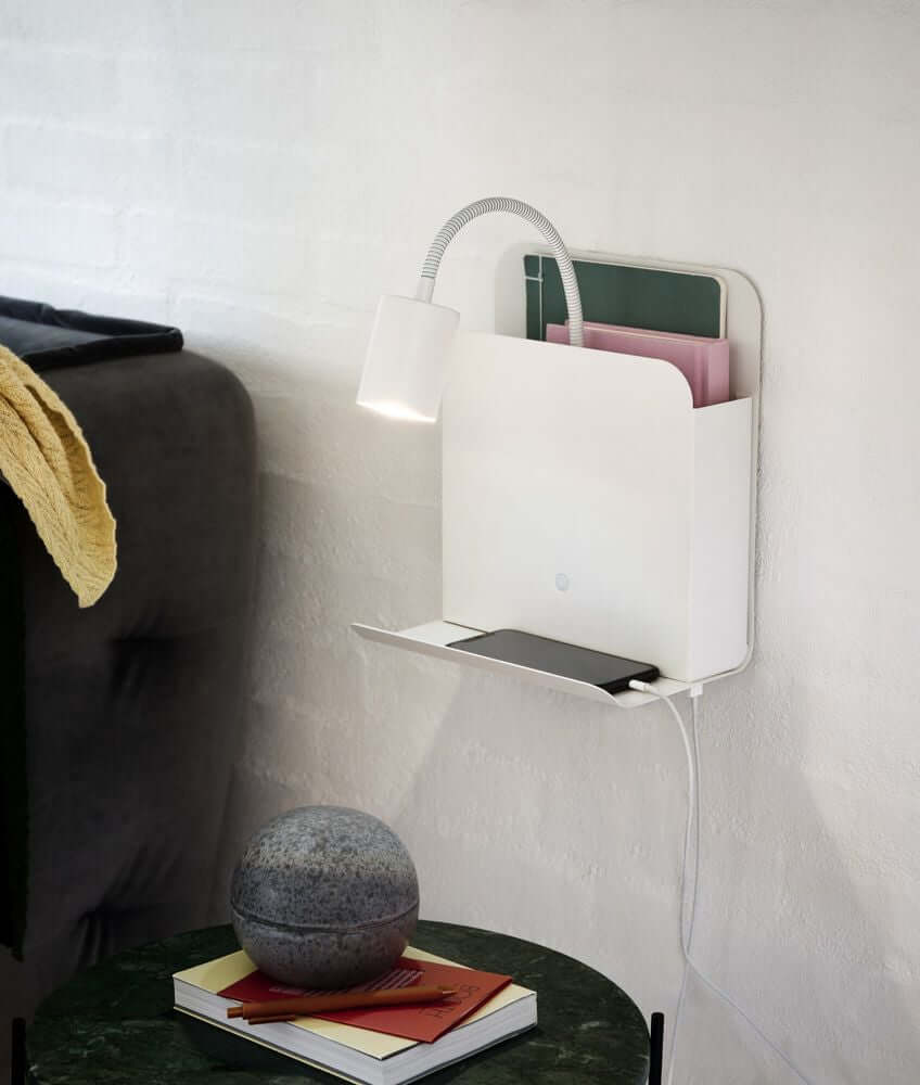 Wandleuchte Roomi als vielseitige Leuchte mit Ablagefläche und USB-Anschluss, perfekt für jedes Wohnambiente.