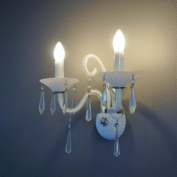 Rosano 2-light wall light, white, with two transparent light bulbs and decorative crystal pendants.