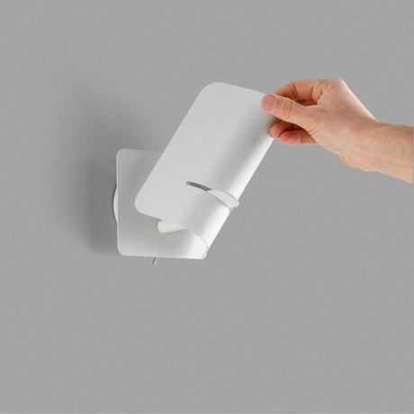 Wandleuchte SMILE Weiß an Wand mit Hand, die das Lichtmodul hält.