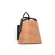 Wandleuchte STOOD Schwarz, Braun an einer Wand, modernes Design mit Holz- und Metallelementen.