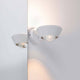 Wandleuchte Sabik IP44 LED Dimmbar 13W Weiß 230V an einer Wand, dimmbar mit dekorativem Licht.