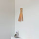 Wandleuchte Secto 4230 aus Holz 60cm an einer Wand installiert, mit warmem Lichtschein.