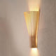 Wandleuchte Secto 4230 aus Holz 60cm mit konischem Schirm und warmem Licht, ideal für individuelle Lichtgestaltung.
