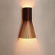 Wandleuchte Secto Small 4231 aus Holz 45cm an Wand montiert mit warmem Licht.