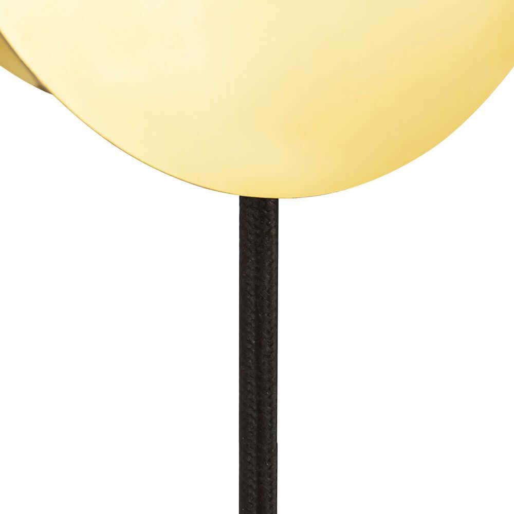 Wandleuchte Shapes mit asymmetrischem Opalglasschirm und glänzendem Messingfuß.