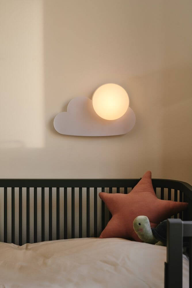 Wandleuchte Skyku Cloud an einer wand mit weichem, diffusen Licht im Kinderzimmer.