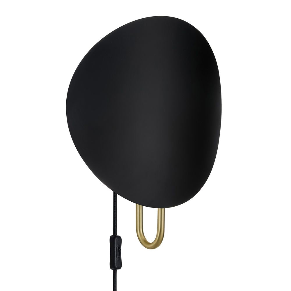 Wandleuchte Spargo in Schwarz mit gebürstetem Messing-Sockel, ideal für indirektes Licht in modernen Räumen.
