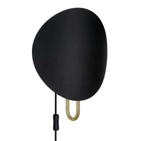 Wandleuchte Spargo mit gebogenem Schirm und gebürstetem Messing Sockel in elegantem Design.