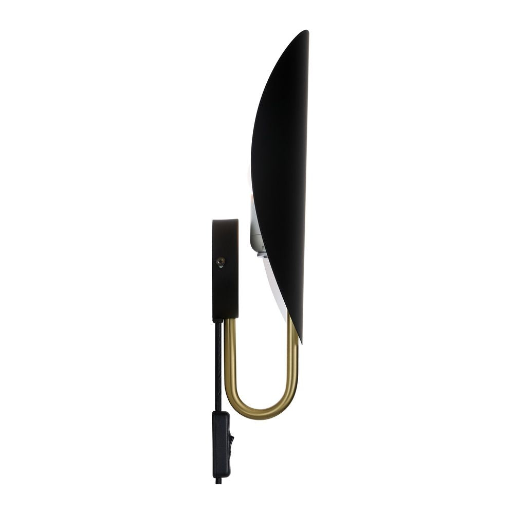 Wandleuchte Spargo mit gebogenem Schirm und eleganter Messingbasis, ideal für indirektes Licht.