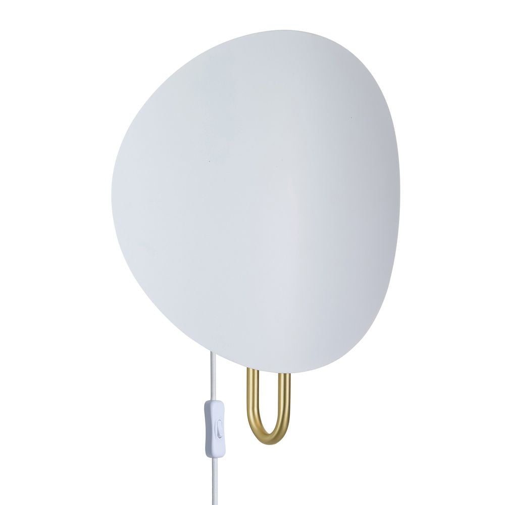 Wandleuchte Spargo mit gebogenem Schirm und elegantem Sockel aus gebürstetem Messing, ideal für indirektes Licht.