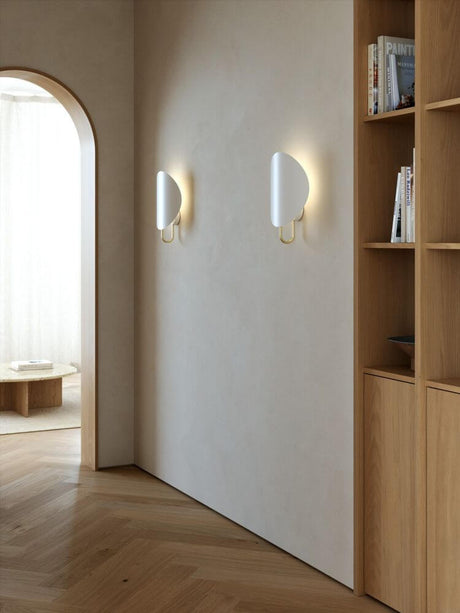 Wandleuchte Spargo an einer Wand, die indirektes Licht in einem modernen Raum strahlt.