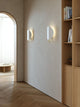 Wandleuchte Spargo an einer Wand, die indirektes Licht in einem modernen Raum strahlt.
