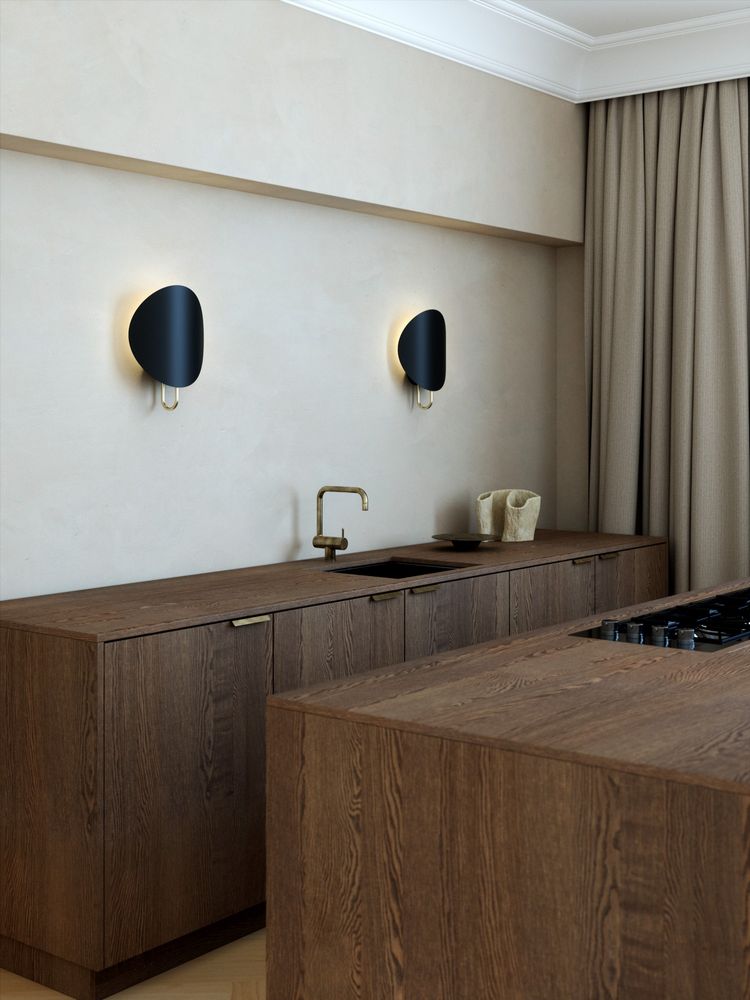 Moderne Wandleuchte Spargo in einer eleganten Holz-Küchenzeile mit indirekter Beleuchtung.