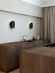 Wandleuchte Spargo in modernem Kücheninterieur mit elegantem Messingsockel