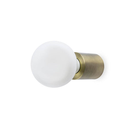 Wandleuchte TEN Altgold mit modernem Design und schneeweißem Lampenschirm für stilvolle Inneneinrichtung.