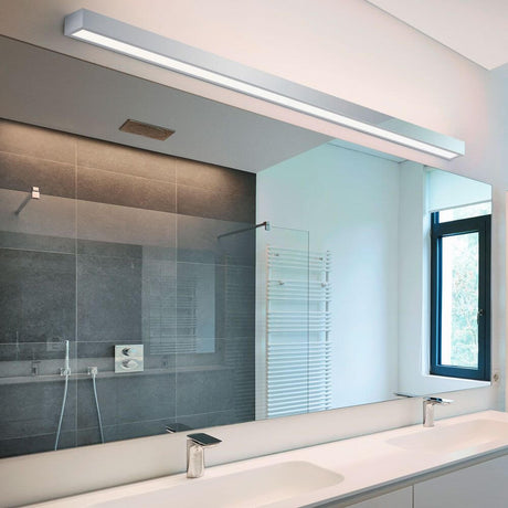 LED Wandleuchte Theia Lichtboard 120cm IP44 Chrom, Glas über einem modernen Badezimmerwaschtisch