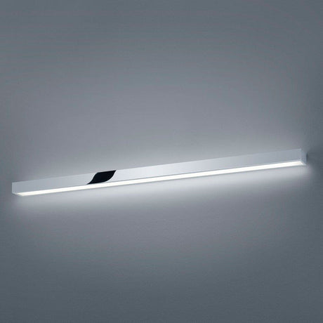 LED Wandleuchte Theia Lichtboard 120cm IP44 Chrom, Glas an einer Wand montiert, modernes Design und warmweiße Beleuchtung.