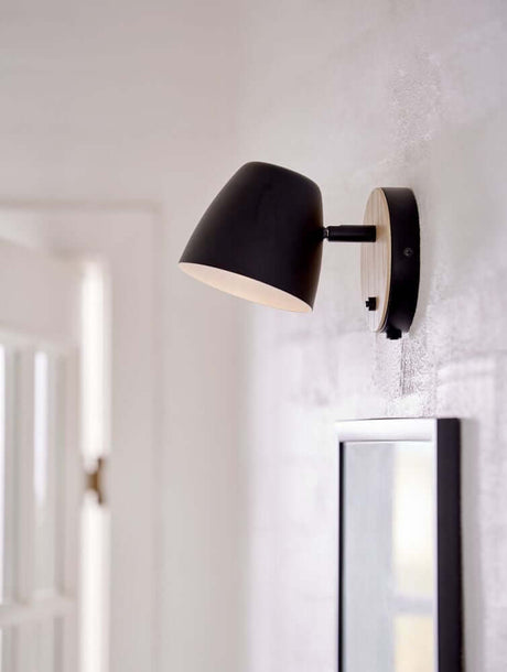 Applique Theo en bois et métal avec tête de lampe orientable pour un intérieur au design moderne.