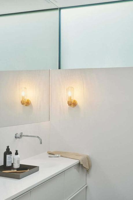 Applique murale Tutan IP44 élégante dans la salle de bains avec un design moderne au-dessus du lavabo.