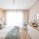 Wandleuchte VESPER mit LED-Leselampe Weiß, Beige im modernen Schlafzimmer mit hellen Farben und minimalistischem Design.