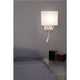 Wandleuchte VESPER mit LED-Leselampe Weiß, Beige über einem Bett mit moderner Einrichtung.