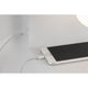 Wandleuchte mit Ablage Calvani Weiß - Smartphone wird über USB-Ausgang aufgeladen.