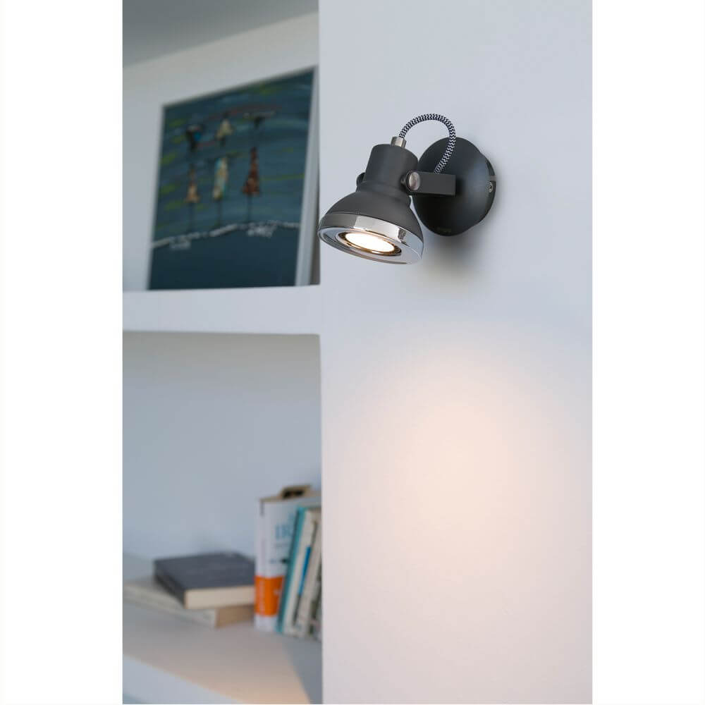 Wandstrahler RING-1 GU10 Grau an einer weißen Wand, ideal für moderne Innenräume.