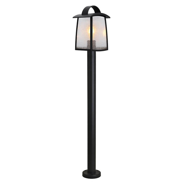 Wegeleuchte Kelsey IP44 103cm Schwarz auf einem Gartenweg, aus schwarzem Alu-Druckguss mit strukturiertem Glas.