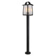 Wegeleuchte Kelsey IP44 103cm Schwarz auf einem Gartenweg, aus schwarzem Alu-Druckguss mit strukturiertem Glas.