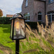 Wegeleuchte Kelsey IP44 103cm Schwarz im Garten mit grünem Gras und sanfter Beleuchtung.