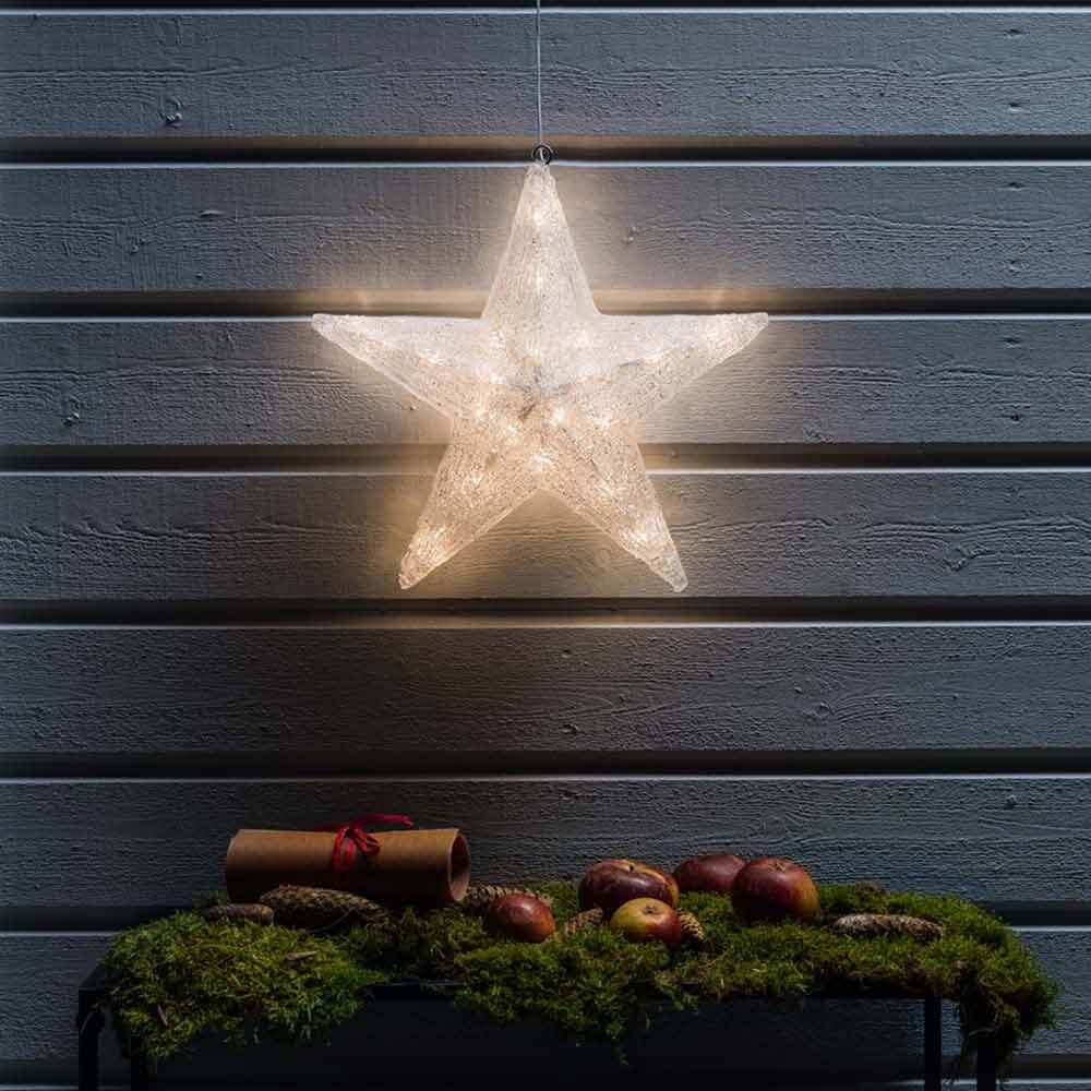 Weihnachtlicher LED Dekostern IP44 Weiß leuchtet festlich und dekorativ in weihnachtlicher Atmosphäre.