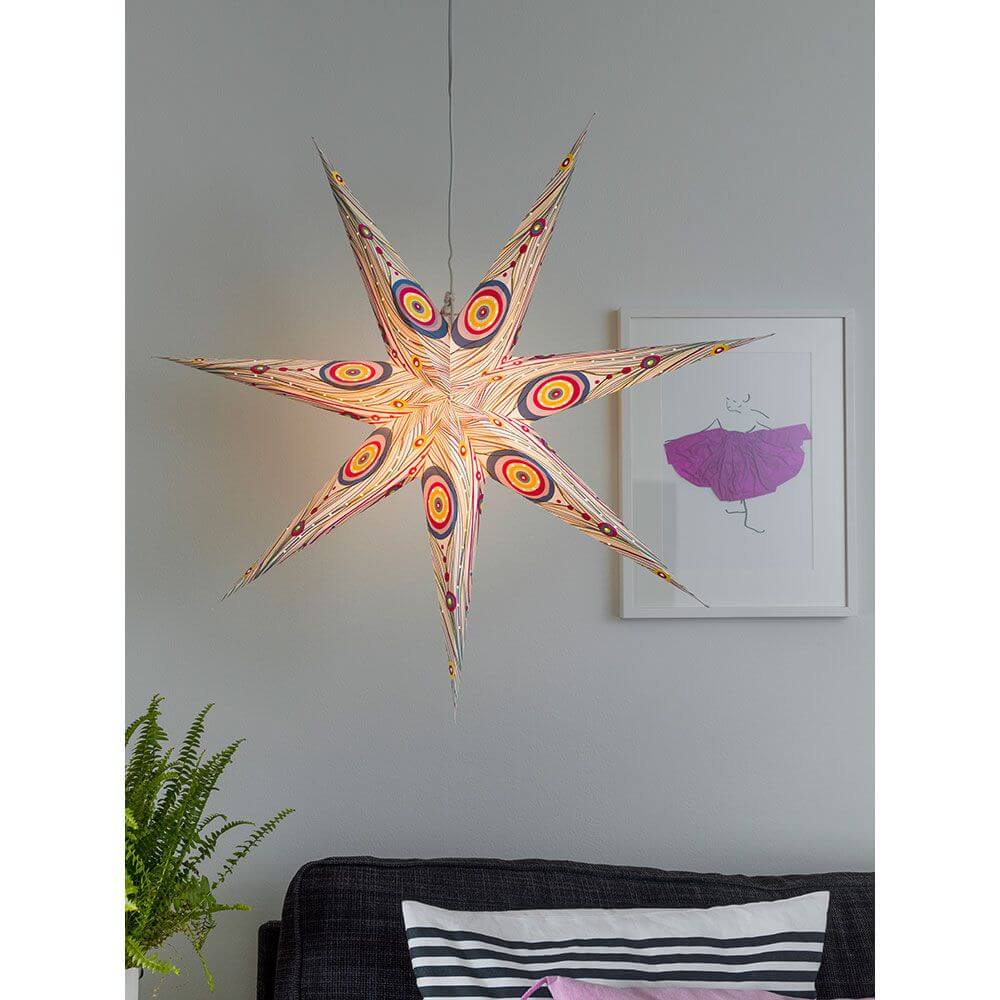 Weißer Papierstern perforiert mit farbigem Musterdruck 7 Zacken ohne Leuchtmittel im Wohnzimmer, stilvolle Weihnachtsdekoration.