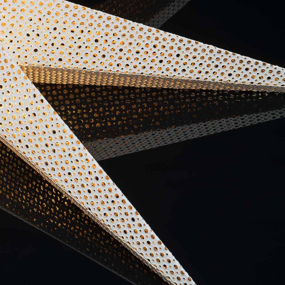 L'étoile du papier blanc perfore, y compris le câble de connexion