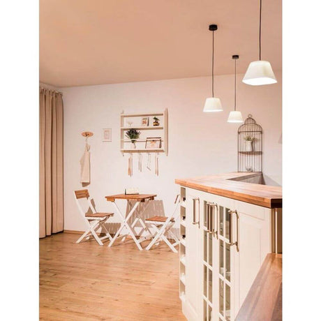 Elegant LED-hengelampe Selo 700lm hvit over et bord i et moderne kjøkken.