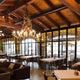 XXL Chalet Geweih Kronleuchter Ø 200cm im rustikalen Restaurant mit Holzbalkendecke