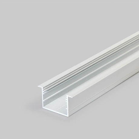 XXL Einbauprofil 200cm Weiß ohne Abdeckung für LED-Strips auf grauem Hintergrund.