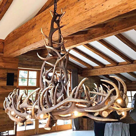 XXL Hirschgeweih LED Lüster 200 x 90cm für Chalet in rustikalem Wohnraum.