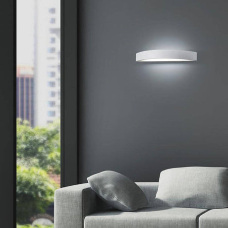 Yona LED Wandleuchte 37, 5cmcm 1980lm Weiß an einer Wand über einem grauen Sofa im modernen Wohnzimmer.
